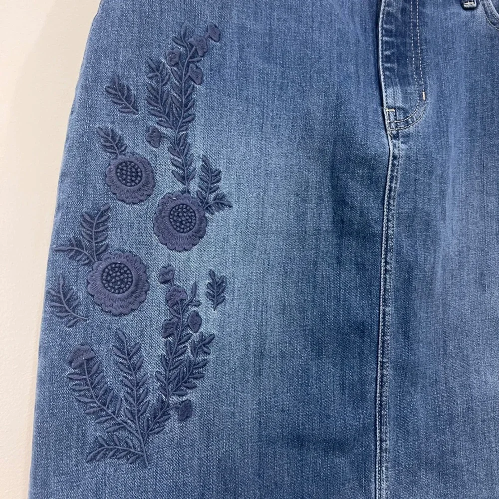 Talbots Denim Skirt Embroidered Floral A-Line Blue‎ Size 10